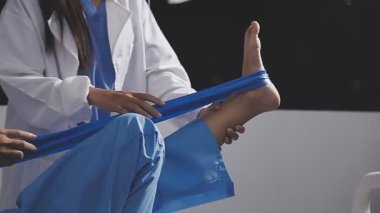 mavi üniformalı doktor