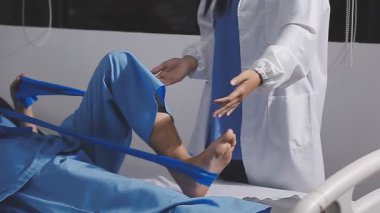 Üniformalı doktor hastanede. tıbbi konsept.