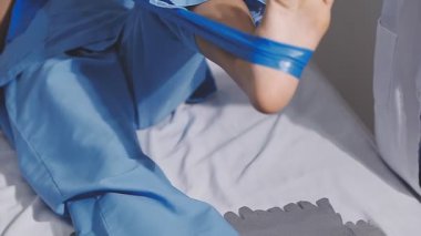 Hastanede steteskoplu bir doktor var.