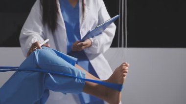 Mavi ceketli doktor ve şırıngalı tıbbi maske.