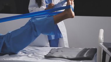 Mavi üniformalı, üniformalı, elinde steteskop ve hasta bir hasta tutan genç bir kadın doktor. Hastanede tıbbi tedavi. Sağlık ve Sağlık