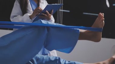 Bayan terapist bacak masajı yapıyor.