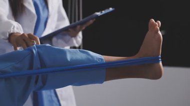 Mavi elbiseli genç bayan.