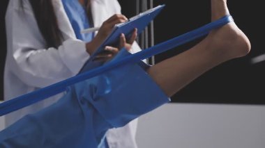 Doktorun arka planında hastası olan bir doktor.