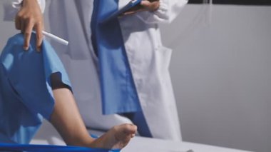 Doktor hastayı tutuyor.