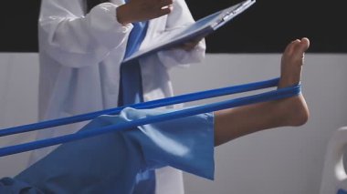 Spor salonundaki genç kadın.