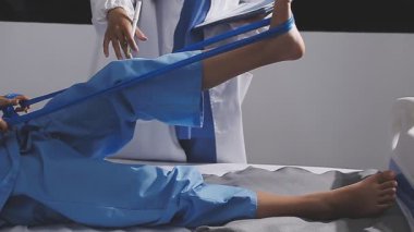 Doktor ve steteskop tıbbi bir önlük giymiş.