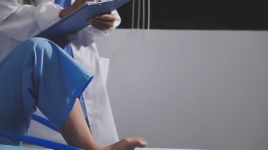 Beyaz üniformalı genç bayan doktor.