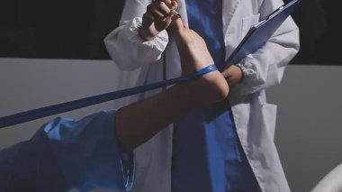 Şırıngalı üniformalı bir doktor.