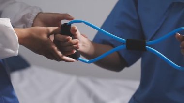 Elinde steteskop olan doktor, yakın çekim, seçici odaklanma