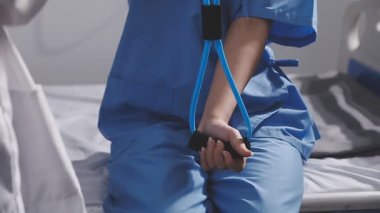 Steteskoplu doktor hastanede.