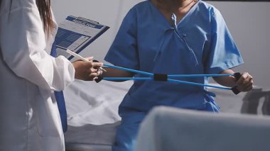 Yakın plan - steteskop tutan bir doktorun fotoğrafı