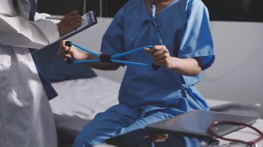 Üniformalı kadın cerrah