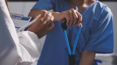 Steteskoplu doktor hastanede.