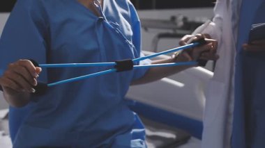 Doktor ellerini ameliyat aletinde kapat.