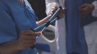 Stetoskop tutan doktorların yakın çekimi