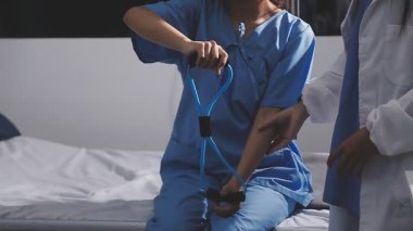 Kadın doktor steteskopu hastanede tutuyor.