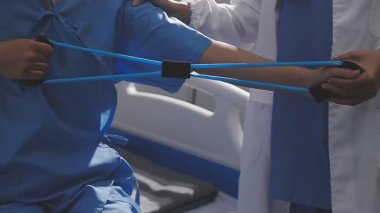 Doktor hastayla fizik tedavi yapıyor.