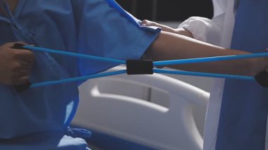 Stetoskop tutan bir doktorun yakın çekimi.