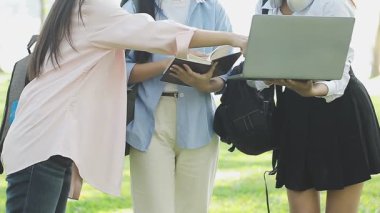 Genç Asyalı kız ve arkadaşları parkta yürüyorlar.