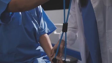 Bir doktor bir stetoskop ile yakın çekim