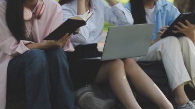 Asyalı öğrenciler kampüste dijital tablet kullanıyorlar.