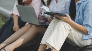 Laptop bilgisayarlı genç Asyalı kadınlar