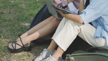 Park yerinde tabletli genç kadınlar