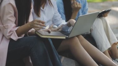 Asyalı genç iş adamları tablet bilgisayar kullanıyorlar.