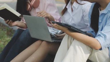 Genç Asyalı öğrenciler kampüste birlikte okuyorlar.