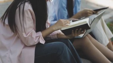 Sokakta kitap okuyan genç bir kadın.