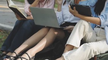 genç öğrenciler dizüstü bilgisayar ile