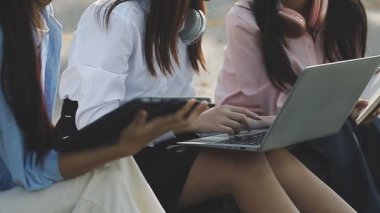 Ofiste çalışan iş adamları.