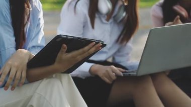 İş ekibi dizüstü bilgisayarda çalışıyor.