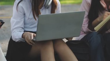 Dizüstü bilgisayarda çalışan iki genç kadın..