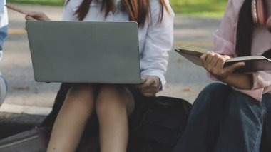 Öğrenciler kampüste okuyor..