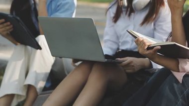 İş ekibi dizüstü bilgisayarda çalışıyor.