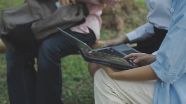 Asyalı genç adam tablet bilgisayar kullanıyor.