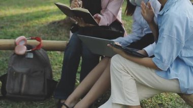 Öğrenciler çalışırken dizüstü bilgisayar kullanırlar