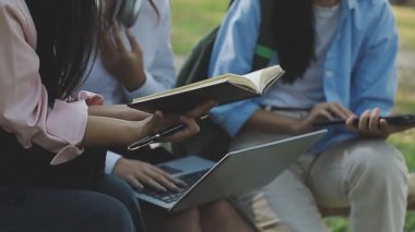 Dizüstü bilgisayar kullanan iş adamları