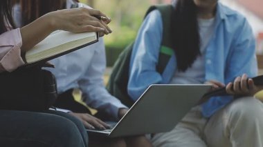 bir grup öğrenci parkta bankta oturuyor, öğrenme ve eğitim, orijinal fotoşet.