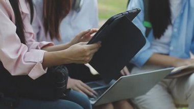 Park yerinde tablet bilgisayarı olan genç bir kadın..