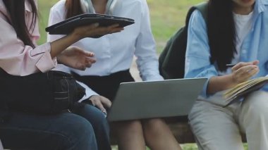 Parkta iş adamları çalışıyor.