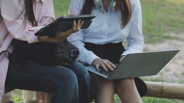 Parkta çalışan iki kadın.