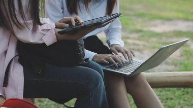 Genç Asyalı kadın dizüstü bilgisayarla çalışıyor.