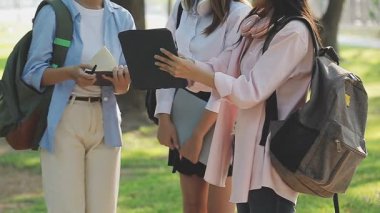 Üniversite kampüsünde okuyan ve öğrenen öğrenciler