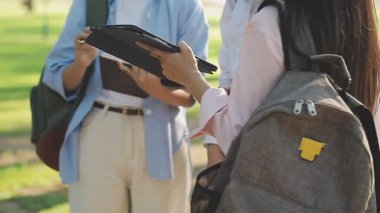 Sırt çantası ve tablet tutan genç kız.
