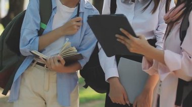 bir grup genç kütüphanede okuyor.