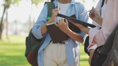 Parkta okuyan genç öğrenciler.