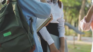 Öğrenciler tablet kullanıyor.